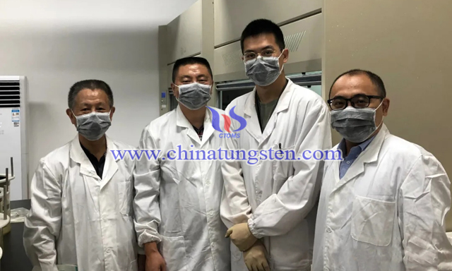 從左至右：協(xié)會辦公室主任方季云、江鎢控股進(jìn)出口公司經(jīng)理常雨忠、上海化工院工程師王高俊、廈門金鷺粉末海外銷售部經(jīng)理鄭志良