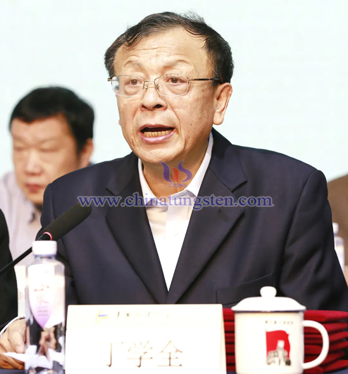 丁學全作理事會工作報告《新起點、新擔當、新作為,奮力開創鎢行業高質量發展新局面》